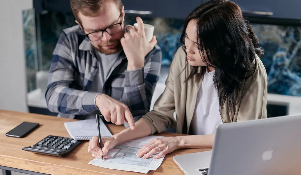 Sprint cost comparison dashboard tracking fixed-scope milestones versus time-and-materials burn rate