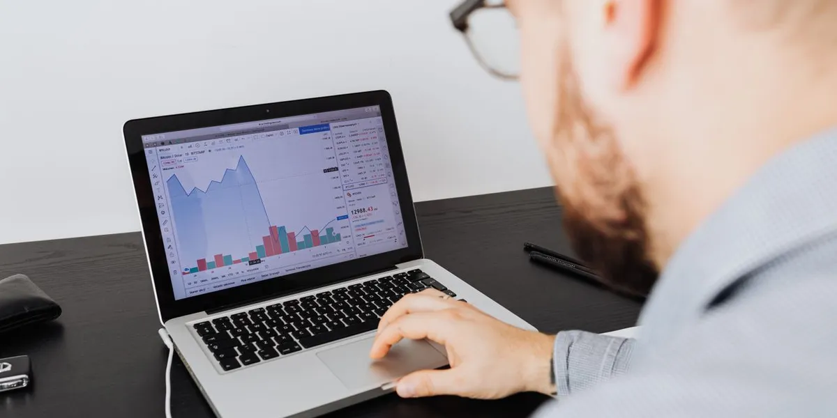 Digital marketing visuals: Core Web Vitals performance, semantic entity graph and AI search citation tracking